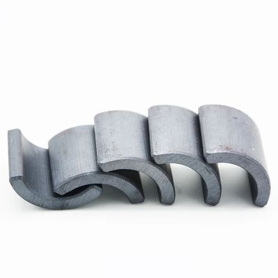 kwaliteit Op maat gemaakte ferrietboogmagneten FB9B/FB12B Klasse 250°C Hoogtemperatuurbestendige 450mT Brmax fabriek